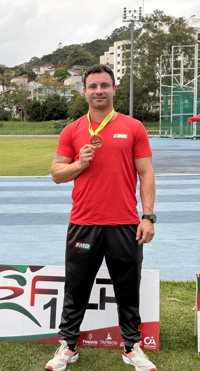 Lucas Azevedo conquista ouro nos 100m rasos da Taça Santa Catarina em grande estilo