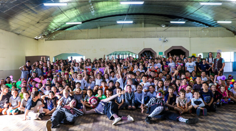 Circo Teatro Sem Lona encanta mais de 1.500 estudantes em Papanduva