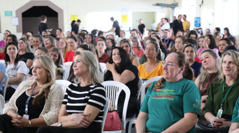 Evento em homenagem ao Dia do Professor reúne cerca de 500 profissionais da Educação em Papanduva