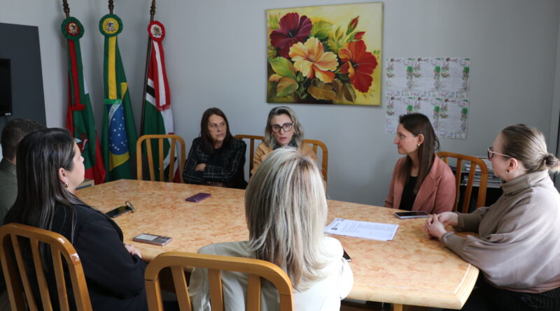 Secretaria da Educação de Papanduva recebe visita da equipe da Secretaria Municipal de São Francisco