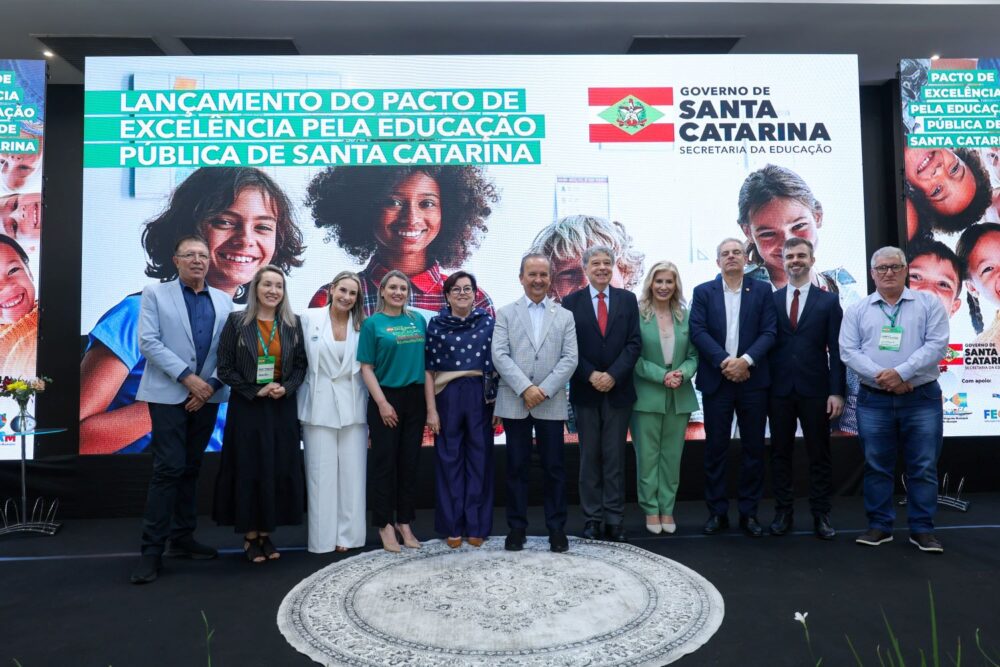 Prefeita Valquíria Schwarz reforça compromisso com a educação no lançamento do Pacto pela Educação em Santa Catarina