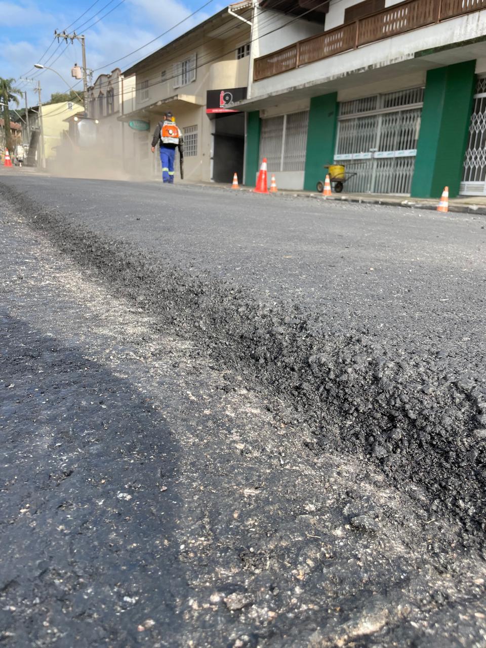 Prefeitura inicia obras de fresagem e recapeamento asfáltico no bairro Oxford