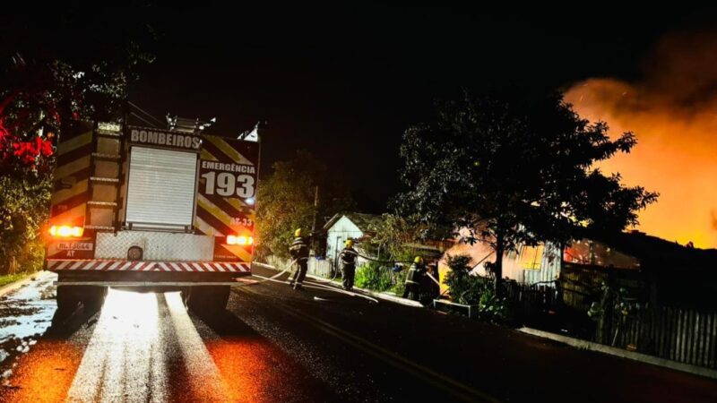 Incêndio destrói totalmente residência de casal de idosos