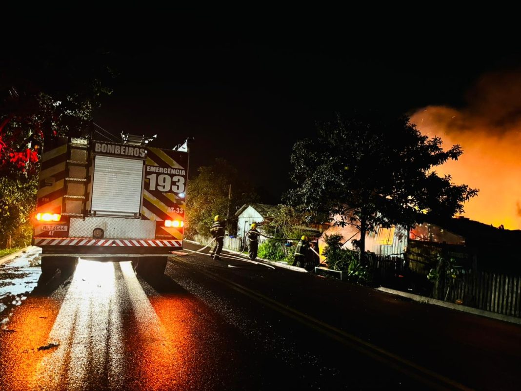 Incêndio destrói totalmente residência de casal de idosos