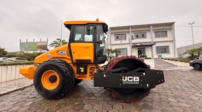 Papanduva recebe rolo compactador JCB para fortalecer obras em ruas e estradas rurais