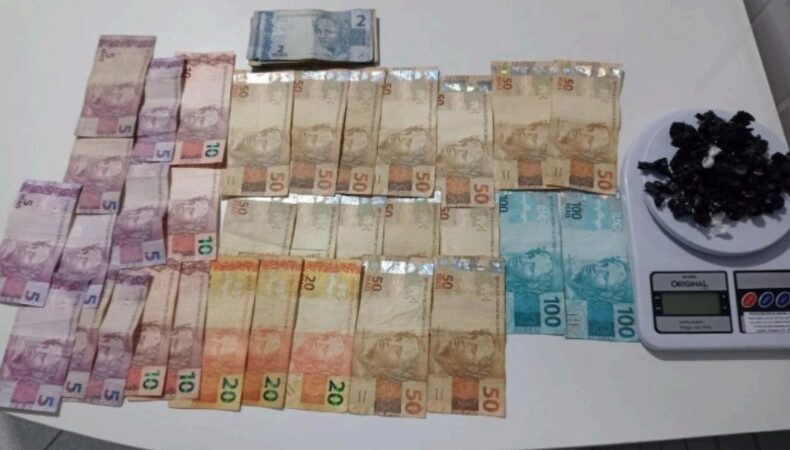 Mulher é presa em flagrante dentro da própria casa por tráfico de drogas