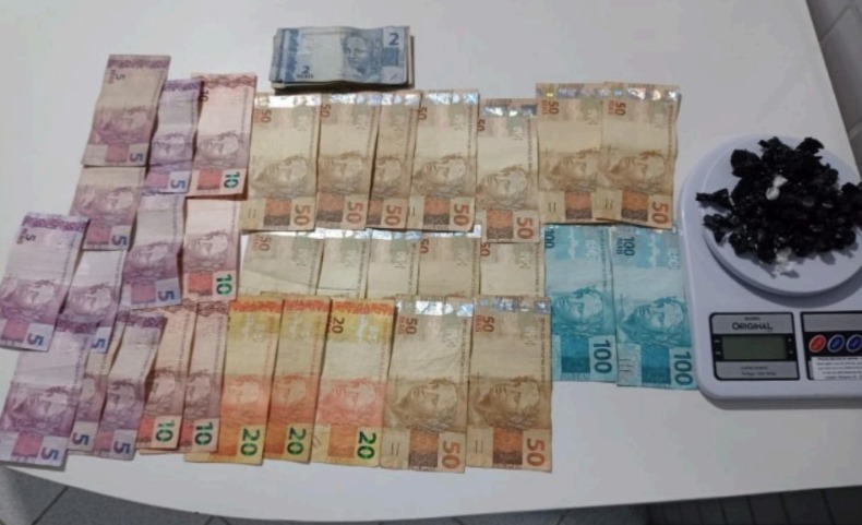 Mulher é presa em flagrante dentro da própria casa por tráfico de drogas