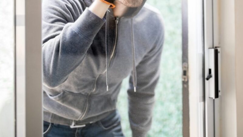 Professora denuncia ex-aluno por invadir sua casa em Três Barras