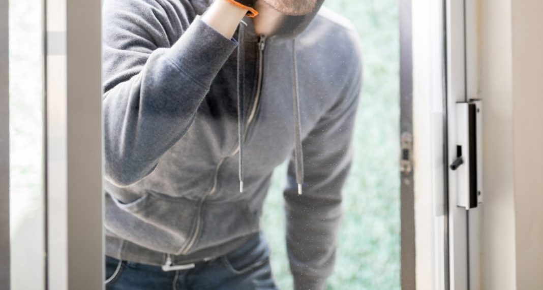 Professora denuncia ex-aluno por invadir sua casa em Três Barras