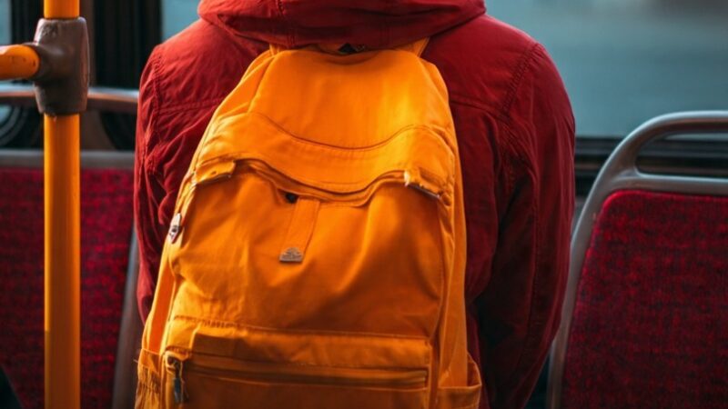 Durante fiscalização em ônibus, PM descobre eletrônicos irregulares escondidos em mochilas