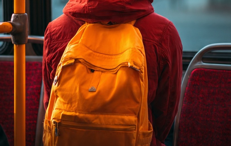 Durante fiscalização em ônibus, PM descobre eletrônicos irregulares escondidos em mochilas