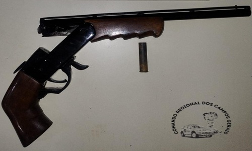 Homem é preso ao ser flagrado armado em frente a restaurante