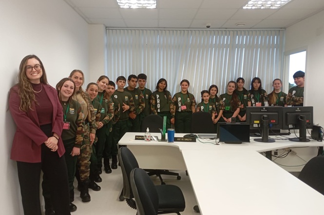 Adolescentes ‘protetores ambientais’ visitam fórum da comarca de Canoinhas