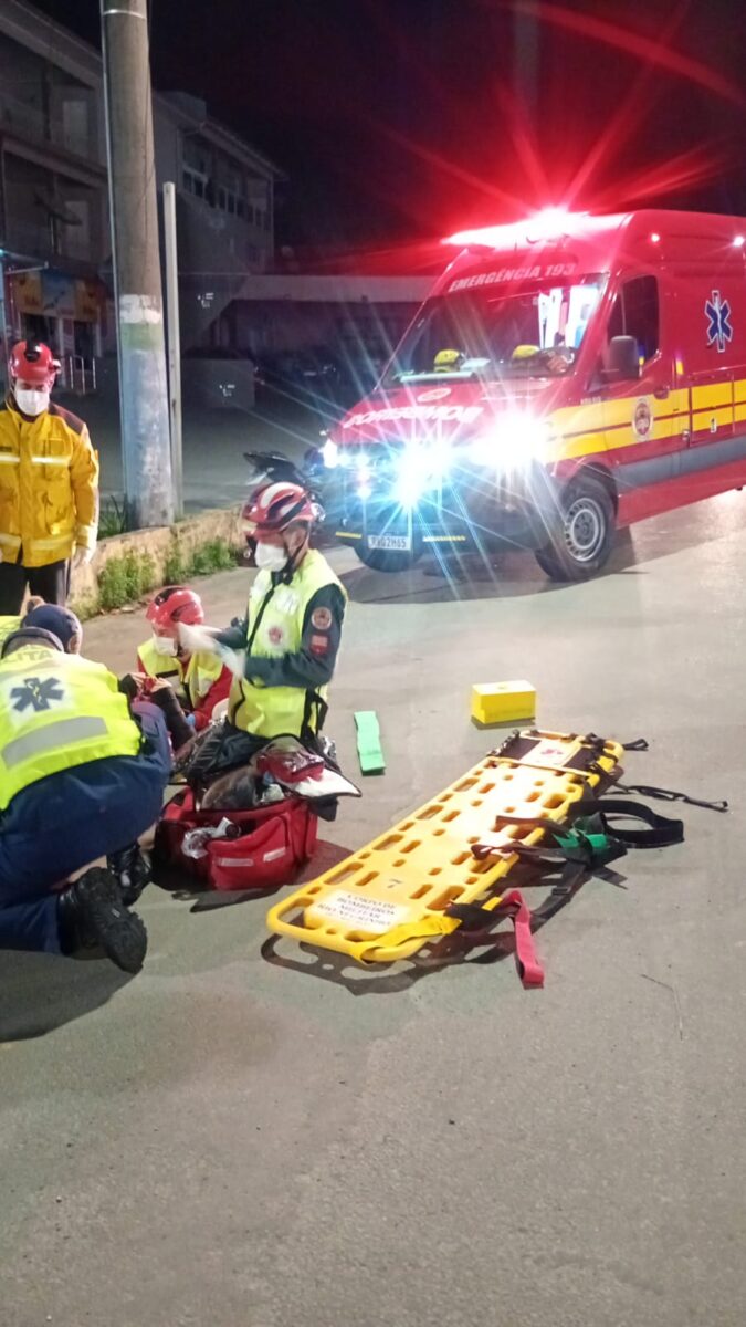Mulher fica ferida em colisão entre carro e moto na BR-280, em Rio Negrinho