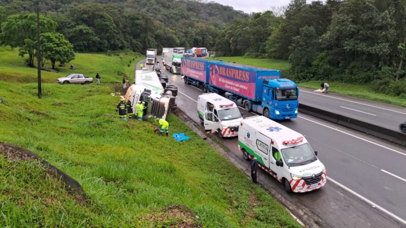 Motorista morre após carreta tombar na BR-376 entre SC e PR