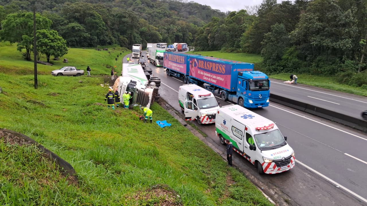 Motorista morre após carreta tombar na BR-376 entre SC e PR