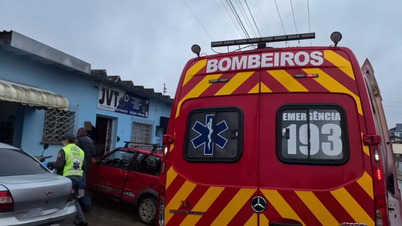 Motociclista fica ferido em colisão com automóvel no Centro de São Bento do Sul