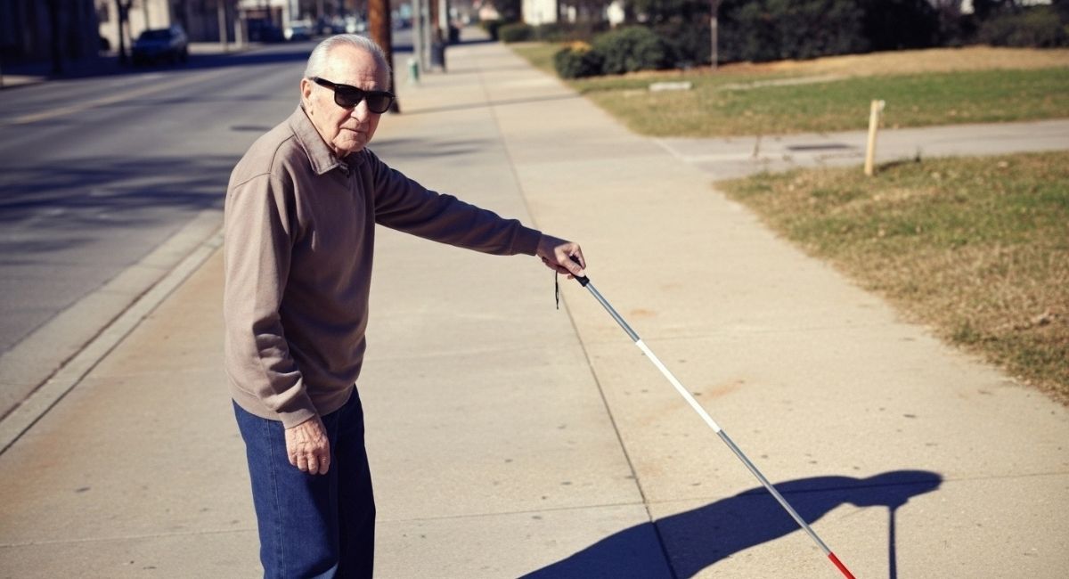 Aposentado é desmascarado após fingir cegueira e receber auxílio por 5 décadas