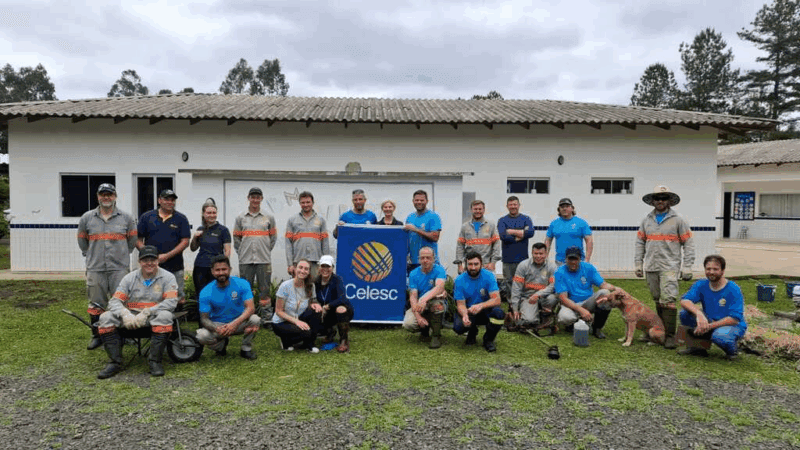 Quadra da Escola Alberto Wardenski ganha iluminação após dez anos graças a voluntariado da Celesc