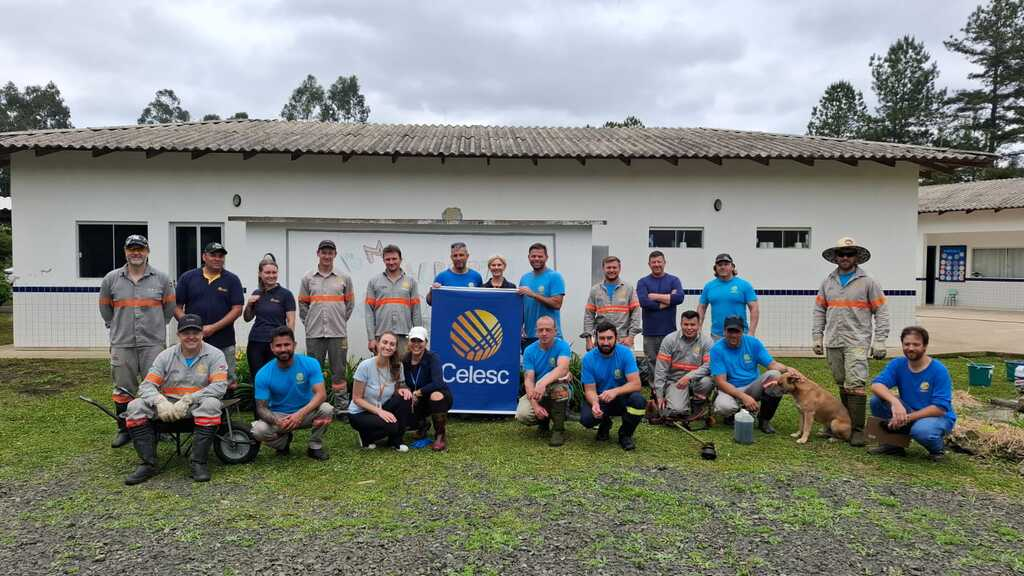Quadra da Escola Alberto Wardenski ganha iluminação após dez anos graças a voluntariado da Celesc