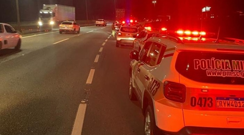 Homem é preso com carro furtado e placas falsas na BR-101 em Joinville