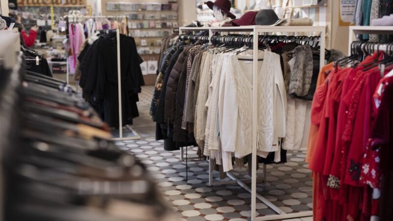 Homem foge após furtar calça e jaqueta em loja de roupas