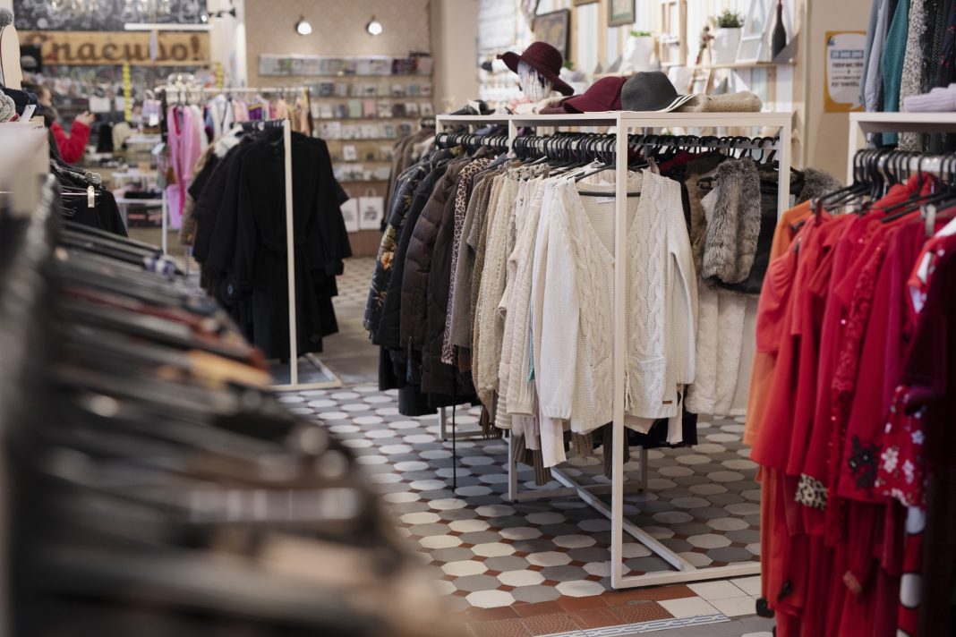 Homem foge após furtar calça e jaqueta em loja de roupas