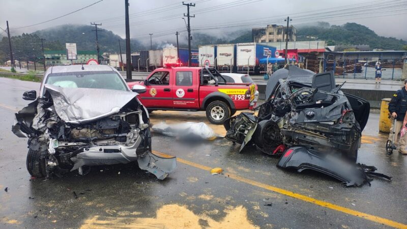Motorista morre em grave colisão entre carro e caminhonete na BR-280, em Guaramirim