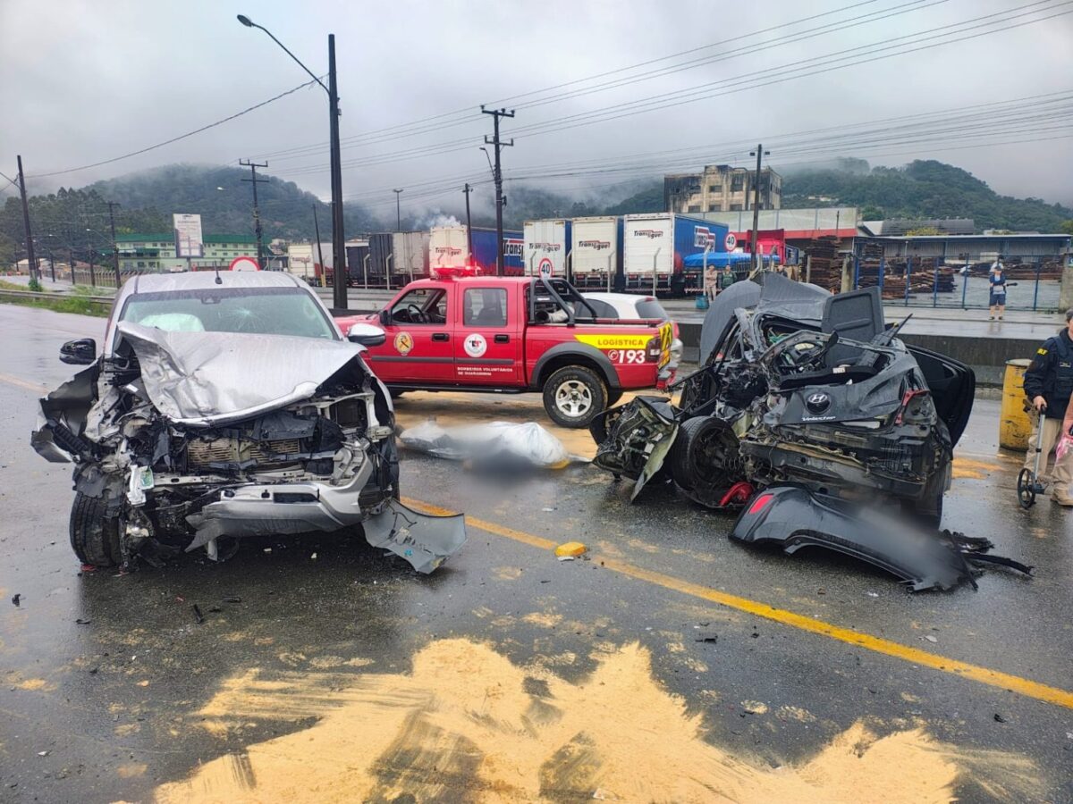 Motorista morre em grave colisão entre carro e caminhonete na BR-280, em Guaramirim