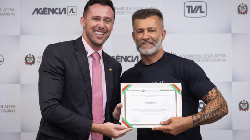 Mestre Rangel Freitas recebe homenagem na Alesc a pedido do deputado Fernando Krelling