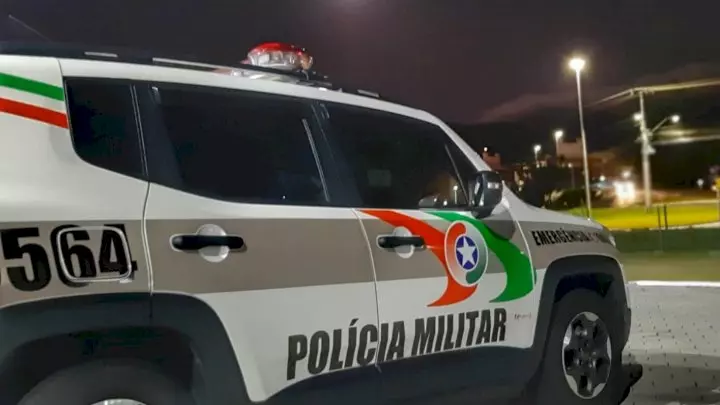 Homem faz manobras perigosas, abadona moto e foge de abordagem em Canoinhas