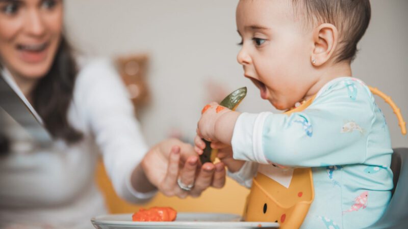 No Dia Mundial da Alimentação, pesquisa revela que 4 em cada 10 pediatras ainda dão orientações desatualizadas sobre introdução alimentar
