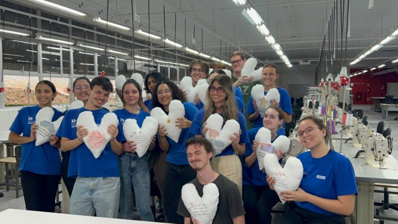 Estudantes do SENAI levam conforto a mulheres em tratamento oncológico