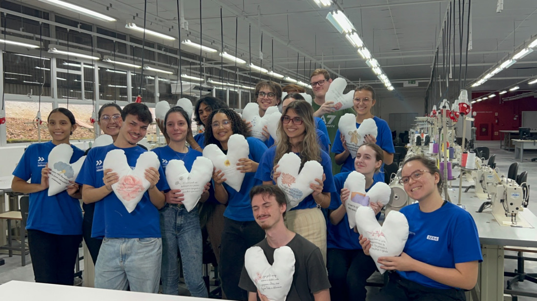 Estudantes do SENAI levam conforto a mulheres em tratamento oncológico