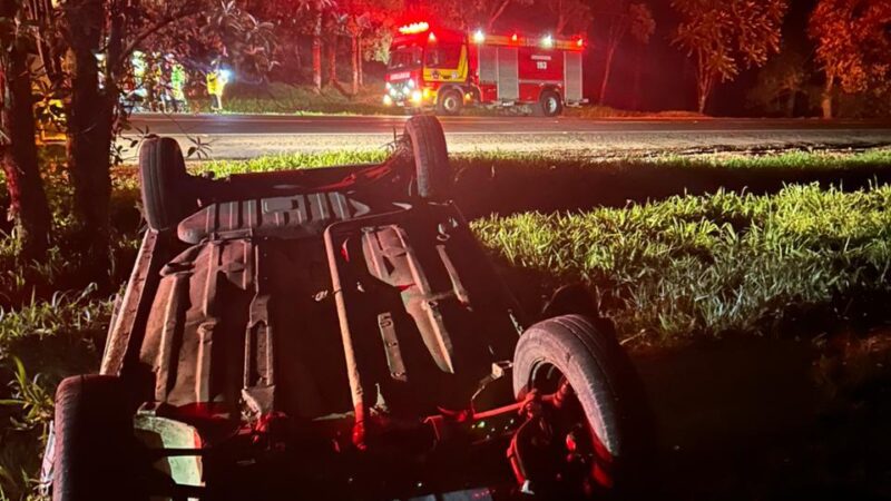 Motorista de 74 anos fica ferido após capotamento na BR-116, em Monte Castelo