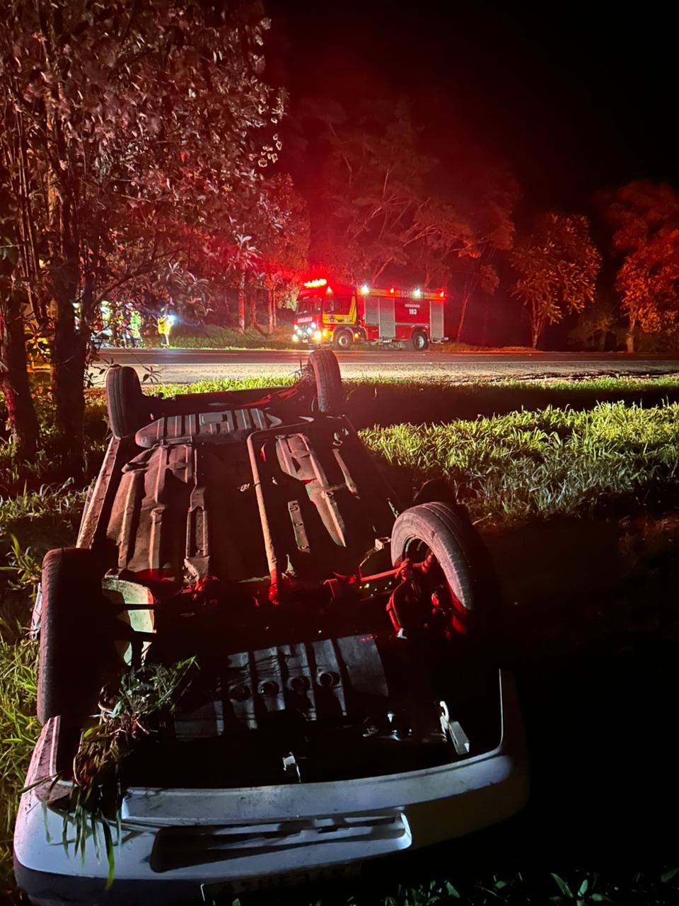 Motorista de 74 anos fica ferido após capotamento na BR-116, em Monte Castelo