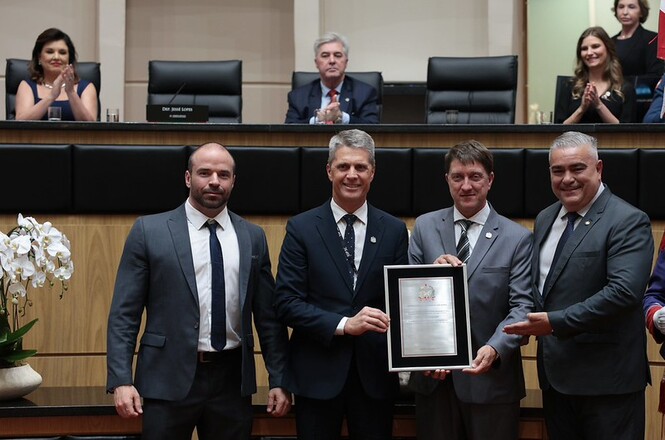 Personalidades que marcaram os 90 anos da SSP-SC são homenageadas na Alesc
