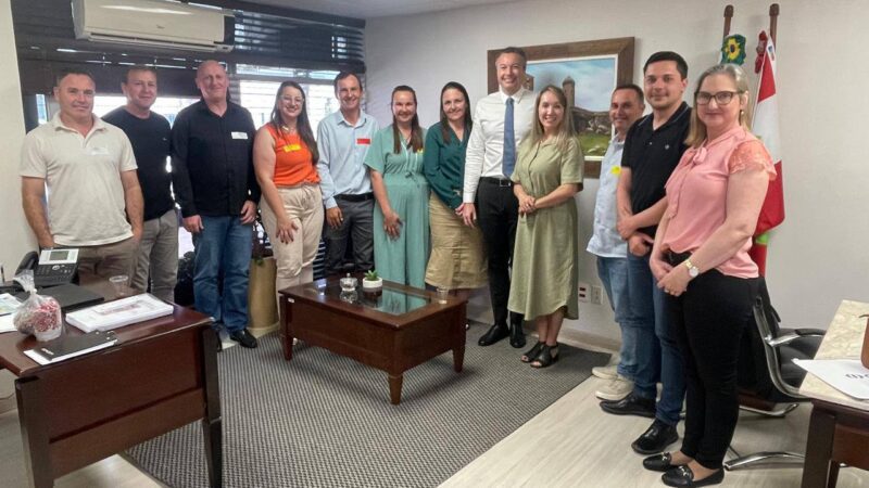 Comitiva numerosa de Santa Terezinha vai a Florianópolis em busca de recursos