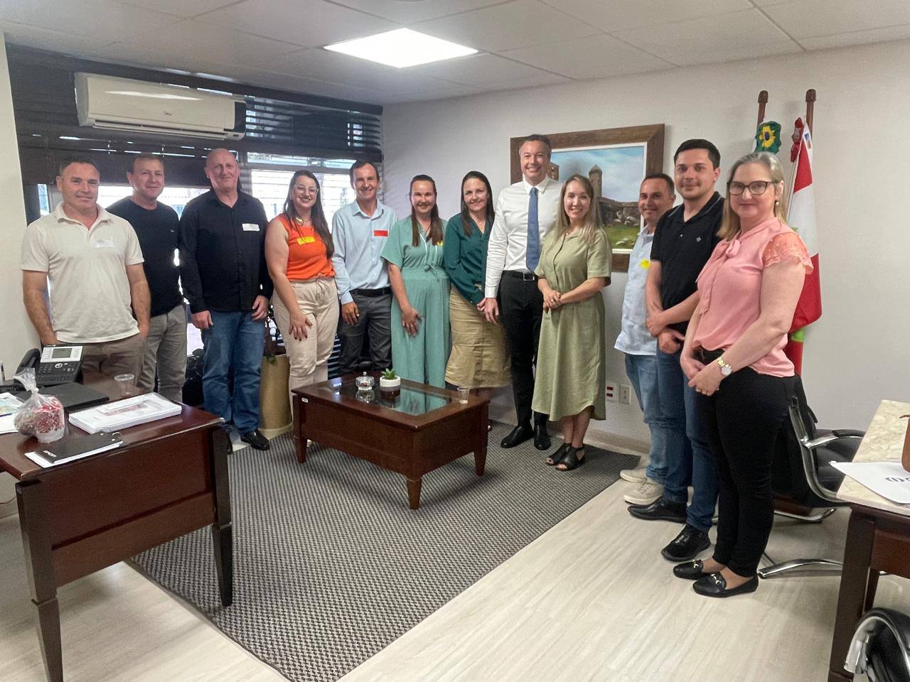 Comitiva numerosa de Santa Terezinha vai a Florianópolis em busca de recursos