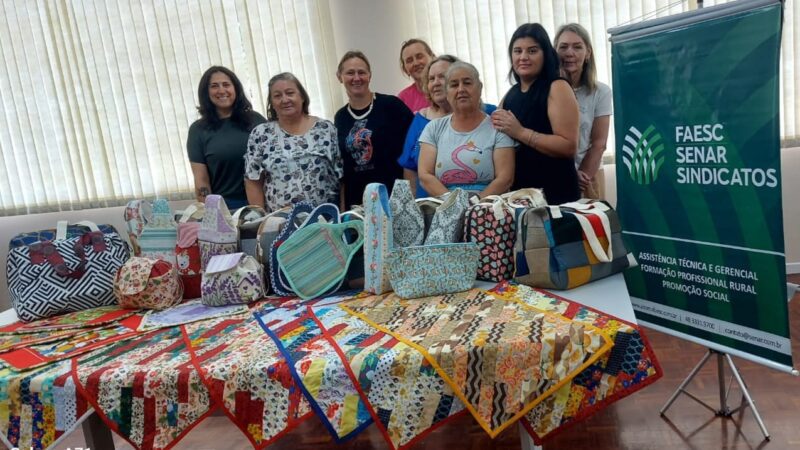 Curso de artesanato fortalece habilidades e autoestima de mulheres no Centro da Mulher