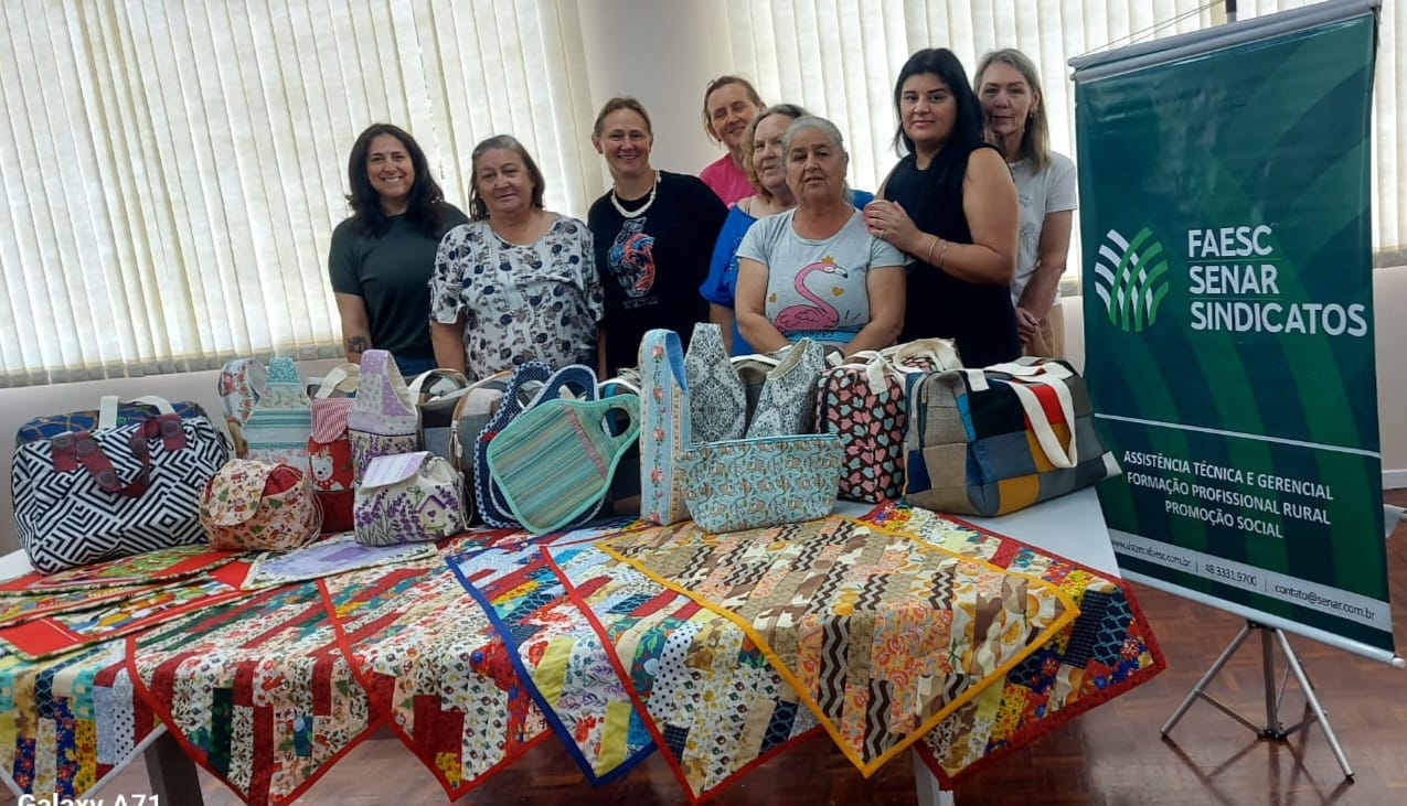 Curso de artesanato fortalece habilidades e autoestima de mulheres no Centro da Mulher