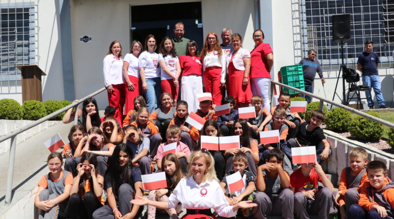 Papanduva celebra o Dia da Independência da Polônia com ato cultural em frente à Prefeitura Municipal