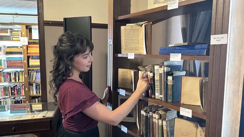 Sociedade Literária São Bento celebra 144 anos com exposição de documentos raros