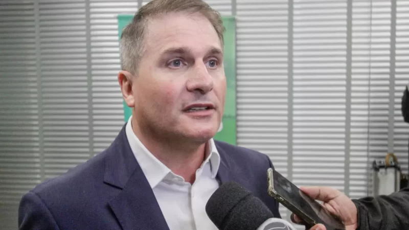 Deputado promete distribuir 500 litros de leite em Florianópolis para alertar crise no setor