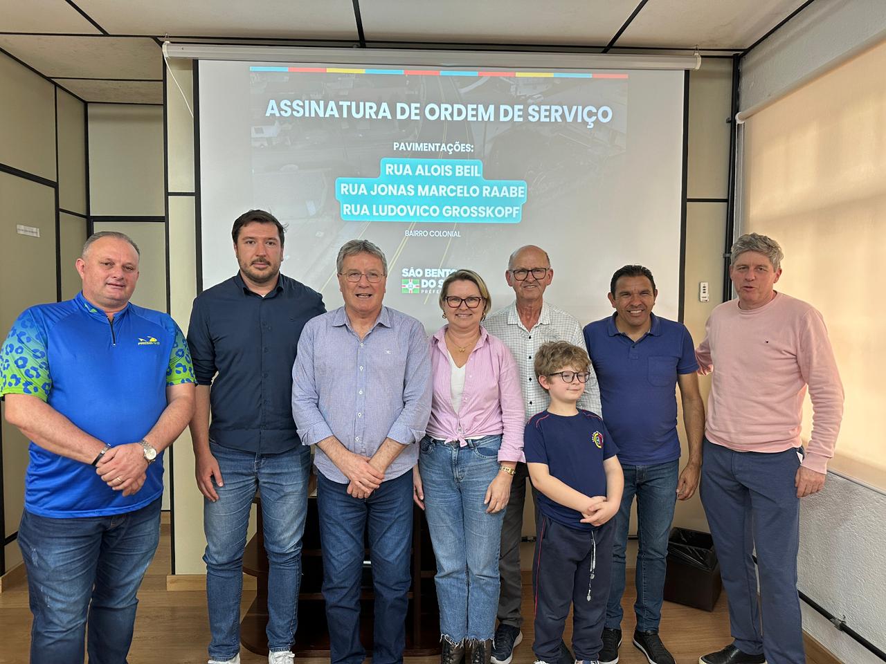 Prefeitura assina ordem de serviço para pavimentação de três ruas no bairro Colonial