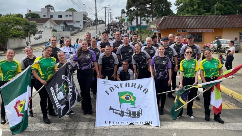 Fanfarra da Velha Guarda emociona Monte Castelo com retorno histórico ao desfile