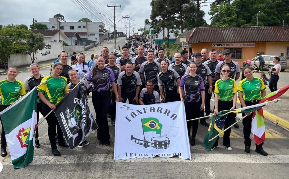 Fanfarra da Velha Guarda emociona Monte Castelo com retorno histórico ao desfile