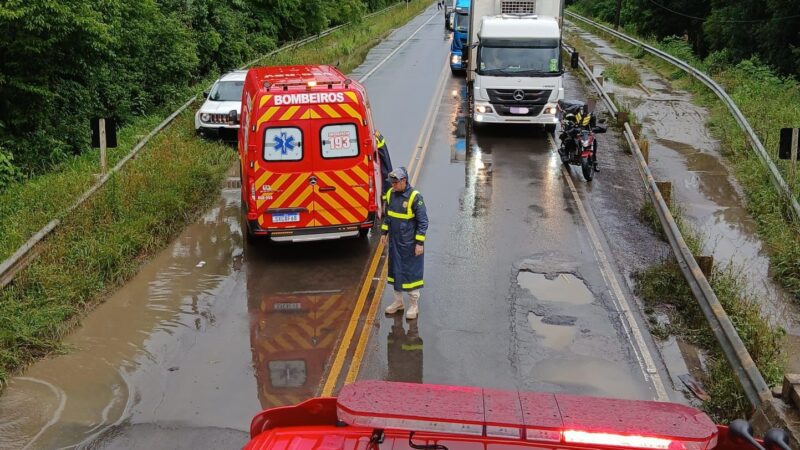 Queda de motocicleta deixa dois homens feridos na BR-280, em Mafra