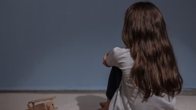 Pai suspeito de estuprar a filha para que ela ‘parasse de fazer xixi na cama’ é preso em SC