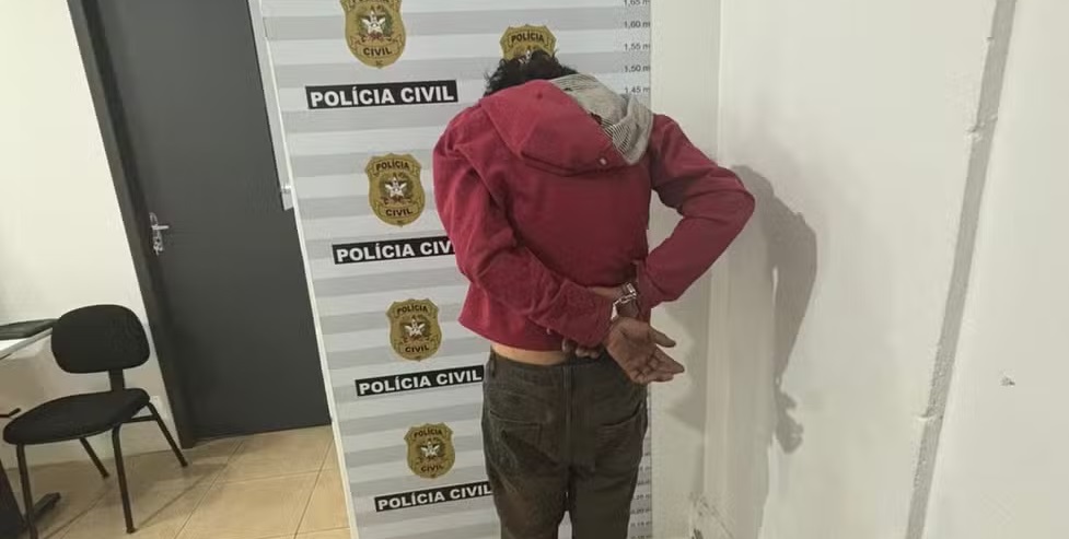 Homem é preso após se passar por jardineiro para roubar e estuprar idosa em SC